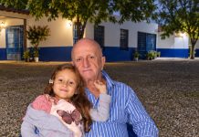 „Mama, svaki put kada me djed kupa, traži da igramo jednu igru. Moram zatvoriti oči, a dok su zatvorene, on nešto radi…“ Kada mi je kćerka to rekla, ukočila sam se. Sljedećeg dana otvorila sam vrata kupatila bez upozorenja, a od prizora koji sam zatekla počele su mi drhtati noge. 😱💔 „Mama, svaki put kada me djed kupa, traži da igramo jednu igru. Moram zatvoriti oči, a dok su zatvorene, on nešto radi…“ Kada mi je kćerka to rekla, ukočila sam se. Sljedećeg dana otvorila sam vrata kupatila bez upozorenja, a od prizora koji sam zatekla počele su mi drhtati noge. 😱💔 - featured image