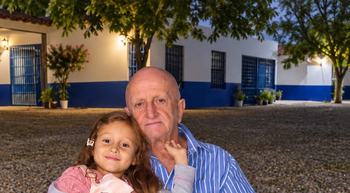 „Mama, svaki put kada me djed kupa, traži da igramo jednu igru. Moram zatvoriti oči, a dok su zatvorene, on nešto radi…“ Kada mi je kćerka to rekla, ukočila sam se. Sljedećeg dana otvorila sam vrata kupatila bez upozorenja, a od prizora koji sam zatekla počele su mi drhtati noge. 😱💔 „Mama, svaki put kada me djed kupa, traži da igramo jednu igru. Moram zatvoriti oči, a dok su zatvorene, on nešto radi…“ Kada mi je kćerka to rekla, ukočila sam se. Sljedećeg dana otvorila sam vrata kupatila bez upozorenja, a od prizora koji sam zatekla počele su mi drhtati noge. 😱💔 - featured image