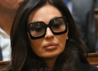 Teško mi je, raspadam se: Ceca se zavijena u CRN0 OGLASlLA HITNlM SAOPŠTENJEM: mog Veljka nažaIost više…. Teško mi je, raspadam se: Ceca se zavijena u CRN0 OGLASlLA HITNlM SAOPŠTENJEM: mog Veljka nažaIost više…. - featured image