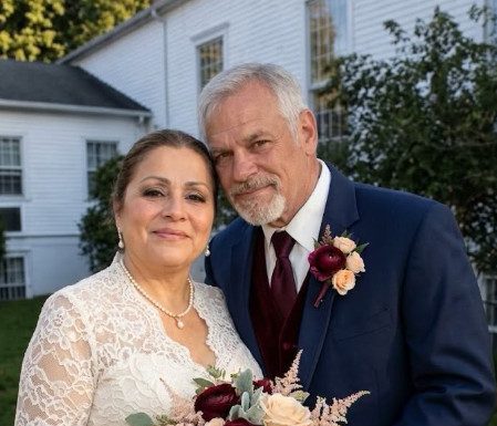 Sa 61 godinu oženio sam svoju prvu ljubav… Ali tokom naše bračne noći, kada sam joj pažljivo skinuo haljinu, ono što sam ugledao ispod nje slomilo mi je srce. Sa 61 godinu oženio sam svoju prvu ljubav… Ali tokom naše bračne noći, kada sam joj pažljivo skinuo haljinu, ono što sam ugledao ispod nje slomilo mi je srce. - featured image