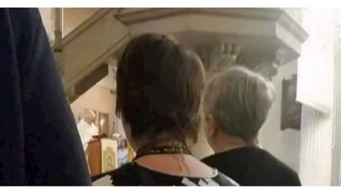 Žena je postala hit na Fejsu zbog majice u kojoj je došla na misu, morate vidjeti što je obukla Žena je postala hit na Fejsu zbog majice u kojoj je došla na misu, morate vidjeti što je obukla - featured image