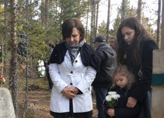 😱💔 Margaret je otišla na grob svojega sina i ugledala djevojčicu kako stoji pokraj žene u crnom kaputu. Kada je djevojčica šapnula: „Bako, tata je rekao da ćeš me pronaći“, Margaret je gotovo pala u nesvijest… Ali tajna koja se skrivala iza smrti njezina sina bila je mnogo strašnija. 😱💔 Margaret je otišla na grob svojega sina i ugledala djevojčicu kako stoji pokraj žene u crnom kaputu. Kada je djevojčica šapnula: „Bako, tata je rekao da ćeš me pronaći“, Margaret je gotovo pala u nesvijest… Ali tajna koja se skrivala iza smrti njezina sina bila je mnogo strašnija. - featured image