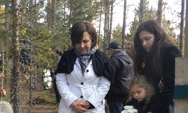 😱💔 Margaret je otišla na grob svojega sina i ugledala djevojčicu kako stoji pokraj žene u crnom kaputu. Kada je djevojčica šapnula: „Bako, tata je rekao da ćeš me pronaći“, Margaret je gotovo pala u nesvijest… Ali tajna koja se skrivala iza smrti njezina sina bila je mnogo strašnija. 😱💔 Margaret je otišla na grob svojega sina i ugledala djevojčicu kako stoji pokraj žene u crnom kaputu. Kada je djevojčica šapnula: „Bako, tata je rekao da ćeš me pronaći“, Margaret je gotovo pala u nesvijest… Ali tajna koja se skrivala iza smrti njezina sina bila je mnogo strašnija. - featured image