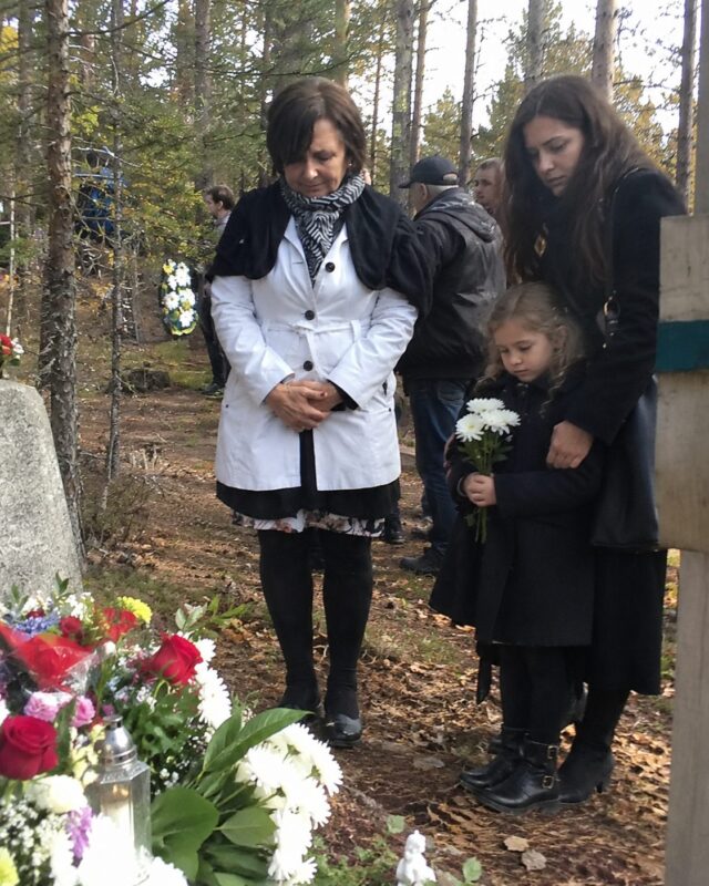 😱💔 Margaret je otišla na grob svojega sina i ugledala djevojčicu kako stoji pokraj žene u crnom kaputu. Kada je djevojčica šapnula: „Bako, tata je rekao da ćeš me pronaći“, Margaret je gotovo pala u nesvijest… Ali tajna koja se skrivala iza smrti njezina sina bila je mnogo strašnija. - featured image