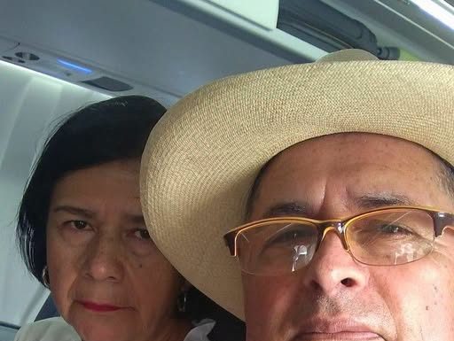 Nakon 52 godine braka, moj muž me je poveo avionom, ne rekavši mi kuda idemo. Na polovini leta, čvrsto mi je stegao ruku i šapnuo: „Posle današnjeg dana, svoju decu više nikada nećeš videti.“ Zurila sam u čoveka s kojim sam provela čitav život, prestravljena onim što je time želeo da kaže… Nakon 52 godine braka, moj muž me je poveo avionom, ne rekavši mi kuda idemo. Na polovini leta, čvrsto mi je stegao ruku i šapnuo: „Posle današnjeg dana, svoju decu više nikada nećeš videti.“ Zurila sam u čoveka s kojim sam provela čitav život, prestravljena onim što je time želeo da kaže… - featured image