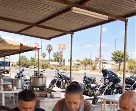 Četvorica motorista naručila su hranu u malom restoranu pored puta, a zatim otišla ne plativši račun jer su mislila da im siromašna starica, vlasnica restorana, ne može ništa učiniti. Ali ti muškarci nisu mogli ni zamisliti s kim su se zapravo zakačili. 😳 Četvorica motorista naručila su hranu u malom restoranu pored puta, a zatim otišla ne plativši račun jer su mislila da im siromašna starica, vlasnica restorana, ne može ništa učiniti. Ali ti muškarci nisu mogli ni zamisliti s kim su se zapravo zakačili. 😳 - featured image
