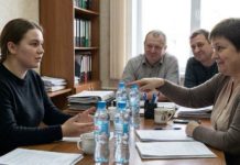 Djevojka sa samo devet razreda škole došla je na razgovor za posao i rekla: „Želim platu od 320.000 mjesečno.“ Direktorica se nasmijala i postavila joj pitanje: „Kako podijeliti četiri flaše vode na šest rukovodilaca?“ Za stolom je zavladala potpuna tišina kada je djevojka odgovorila da… 😲😲😲 Djevojka sa samo devet razreda škole došla je na razgovor za posao i rekla: „Želim platu od 320.000 mjesečno.“ Direktorica se nasmijala i postavila joj pitanje: „Kako podijeliti četiri flaše vode na šest rukovodilaca?“ Za stolom je zavladala potpuna tišina kada je djevojka odgovorila da… 😲😲😲 - featured image