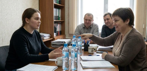 Djevojka sa samo devet razreda škole došla je na razgovor za posao i rekla: „Želim platu od 320.000 mjesečno.“ Direktorica se nasmijala i postavila joj pitanje: „Kako podijeliti četiri flaše vode na šest rukovodilaca?“ Za stolom je zavladala potpuna tišina kada je djevojka odgovorila da… 😲😲😲 Djevojka sa samo devet razreda škole došla je na razgovor za posao i rekla: „Želim platu od 320.000 mjesečno.“ Direktorica se nasmijala i postavila joj pitanje: „Kako podijeliti četiri flaše vode na šest rukovodilaca?“ Za stolom je zavladala potpuna tišina kada je djevojka odgovorila da… 😲😲😲 - featured image