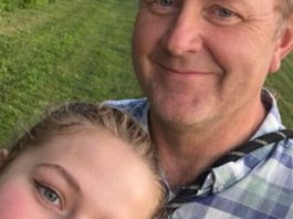 Otišla sam u šumu sa svojim ocem. Odjednom me je zgrabio za ruku i rekao: „Konačno smo sami. Dođi ovamo, da te poljubim. Toliko dugo sam želeo ovo da uradim.“ Užasnuta, pokušala sam da se izmaknem. Ali moj otac je prišao bliže, uhvatio me za ramena i šapnuo: „Ne boj se, dušo. Tvoja majka nikada neće saznati šta se dogodilo između nas.“ Počela sam da drhtim. A kada je rekao: „Čekao sam 19 godina na ovaj trenutak“,… Otišla sam u šumu sa svojim ocem. Odjednom me je zgrabio za ruku i rekao: „Konačno smo sami. Dođi ovamo, da te poljubim. Toliko dugo sam želeo ovo da uradim.“ Užasnuta, pokušala sam da se izmaknem. Ali moj otac je prišao bliže, uhvatio me za ramena i šapnuo: „Ne boj se, dušo. Tvoja majka nikada neće saznati šta se dogodilo između nas.“ Počela sam da drhtim. A kada je rekao: „Čekao sam 19 godina na ovaj trenutak“,… - featured image