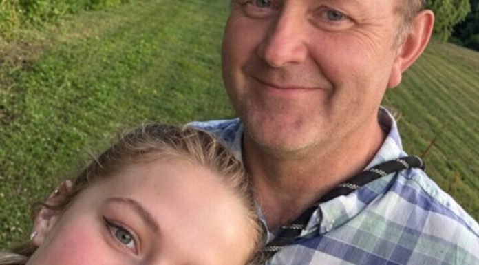 Otišla sam u šumu sa svojim ocem. Odjednom me je zgrabio za ruku i rekao: „Konačno smo sami. Dođi ovamo, da te poljubim. Toliko dugo sam želeo ovo da uradim.“ Užasnuta, pokušala sam da se izmaknem. Ali moj otac je prišao bliže, uhvatio me za ramena i šapnuo: „Ne boj se, dušo. Tvoja majka nikada neće saznati šta se dogodilo između nas.“ Počela sam da drhtim. A kada je rekao: „Čekao sam 19 godina na ovaj trenutak“,… Otišla sam u šumu sa svojim ocem. Odjednom me je zgrabio za ruku i rekao: „Konačno smo sami. Dođi ovamo, da te poljubim. Toliko dugo sam želeo ovo da uradim.“ Užasnuta, pokušala sam da se izmaknem. Ali moj otac je prišao bliže, uhvatio me za ramena i šapnuo: „Ne boj se, dušo. Tvoja majka nikada neće saznati šta se dogodilo između nas.“ Počela sam da drhtim. A kada je rekao: „Čekao sam 19 godina na ovaj trenutak“,… - featured image